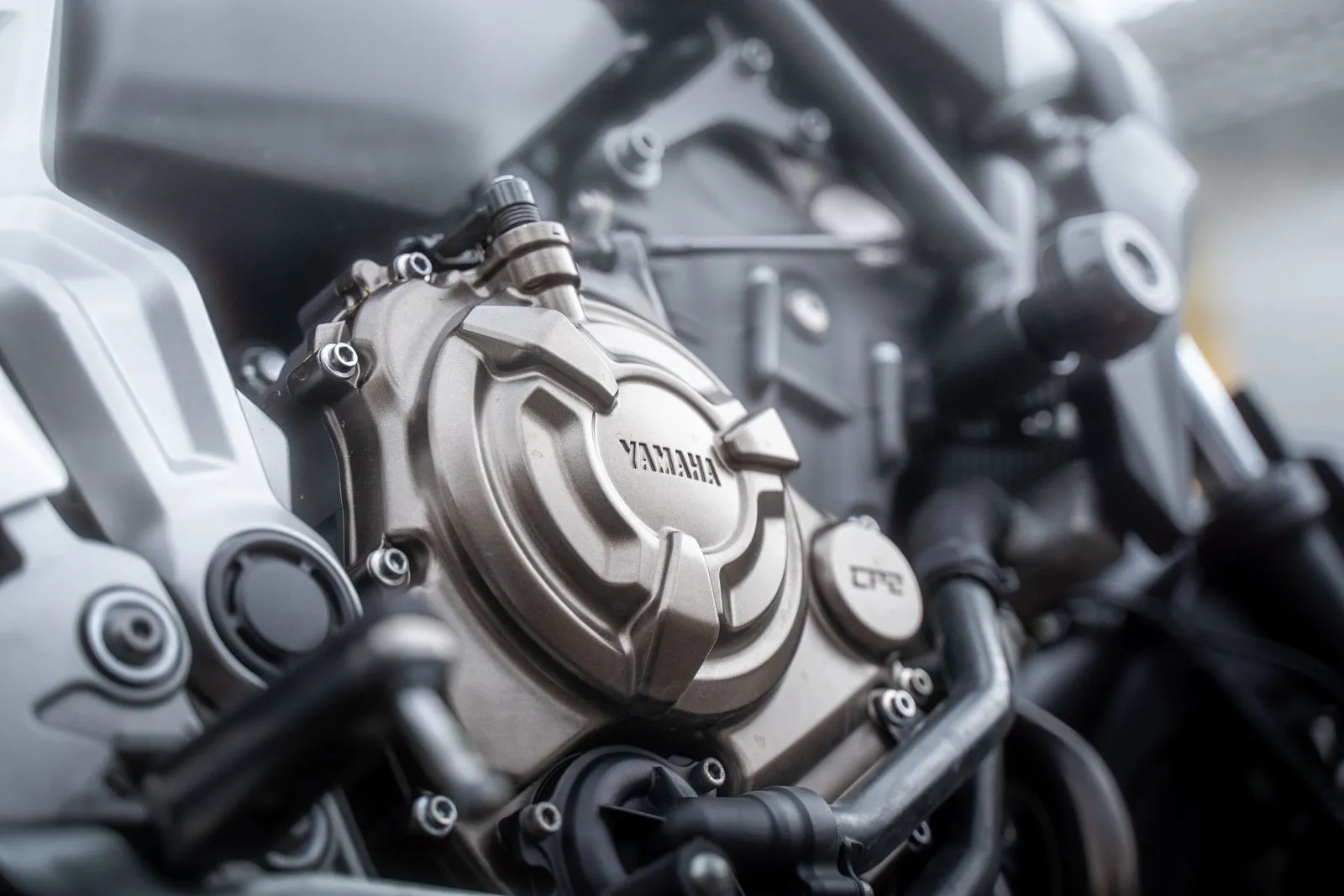 Contrôle du liquide de refroidissement dans le vase d'expansion d'une moto